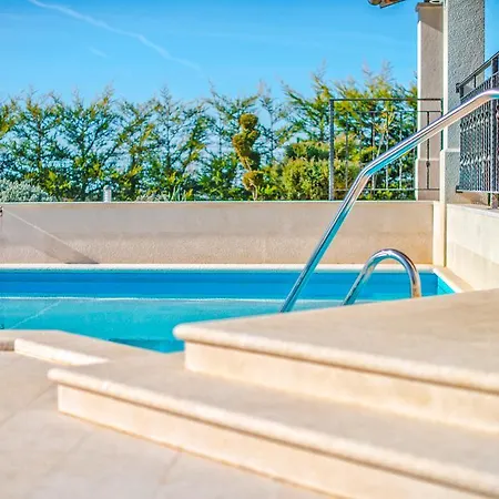 Anka 1013 Hébergement de vacances Tinjan
